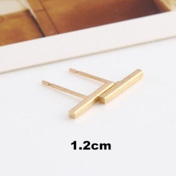 Gold Minimalist T bar stud earrings - Picture 3 of 3